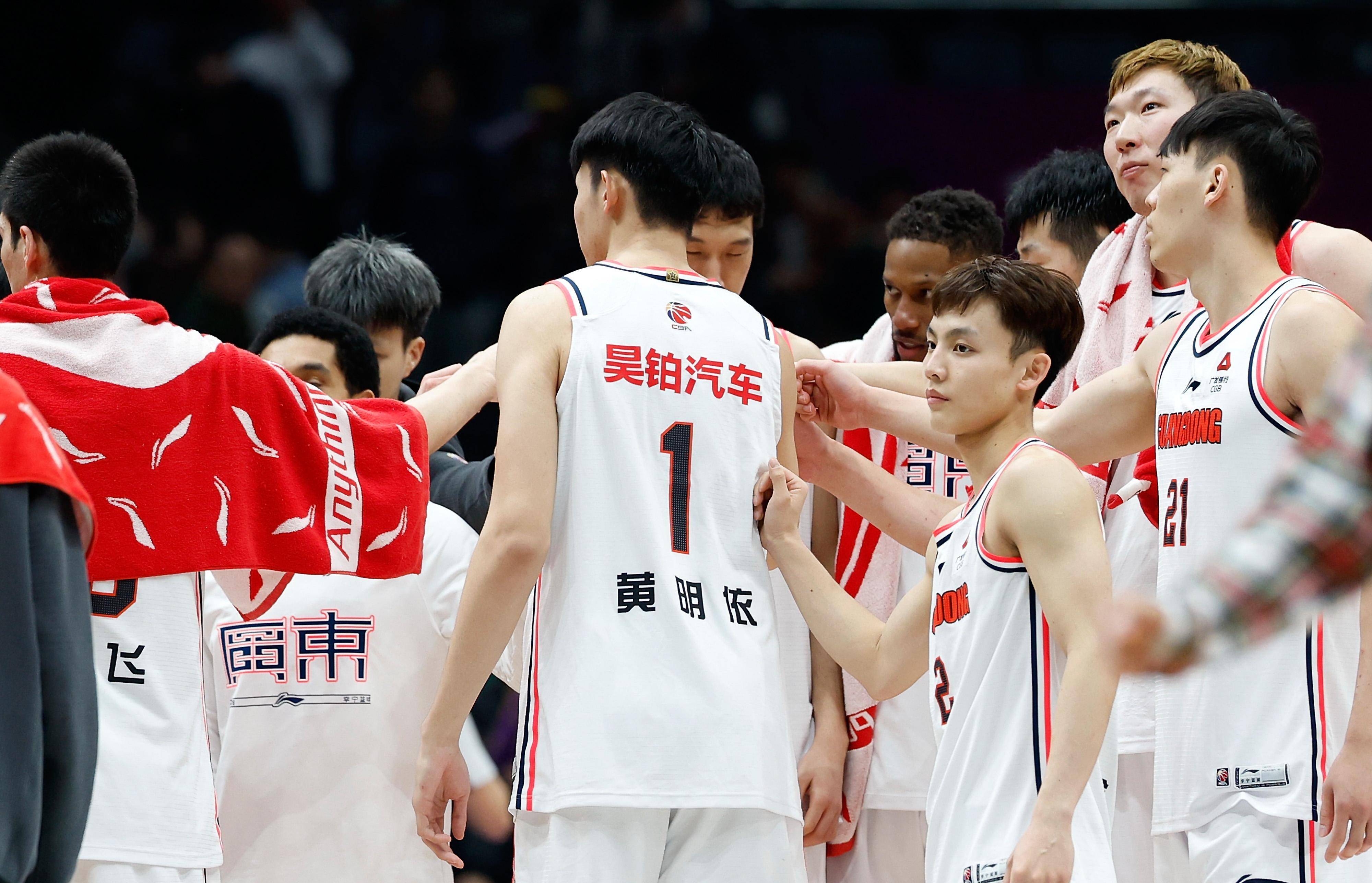 广东男篮连胜五场，夺得领先优势