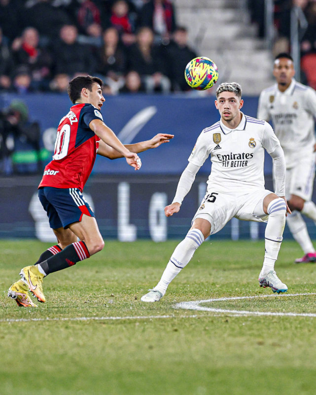 欧塞苏纳补时获胜,令全队士气高涨 欧塞苏纳补时获胜,令全队士气高涨