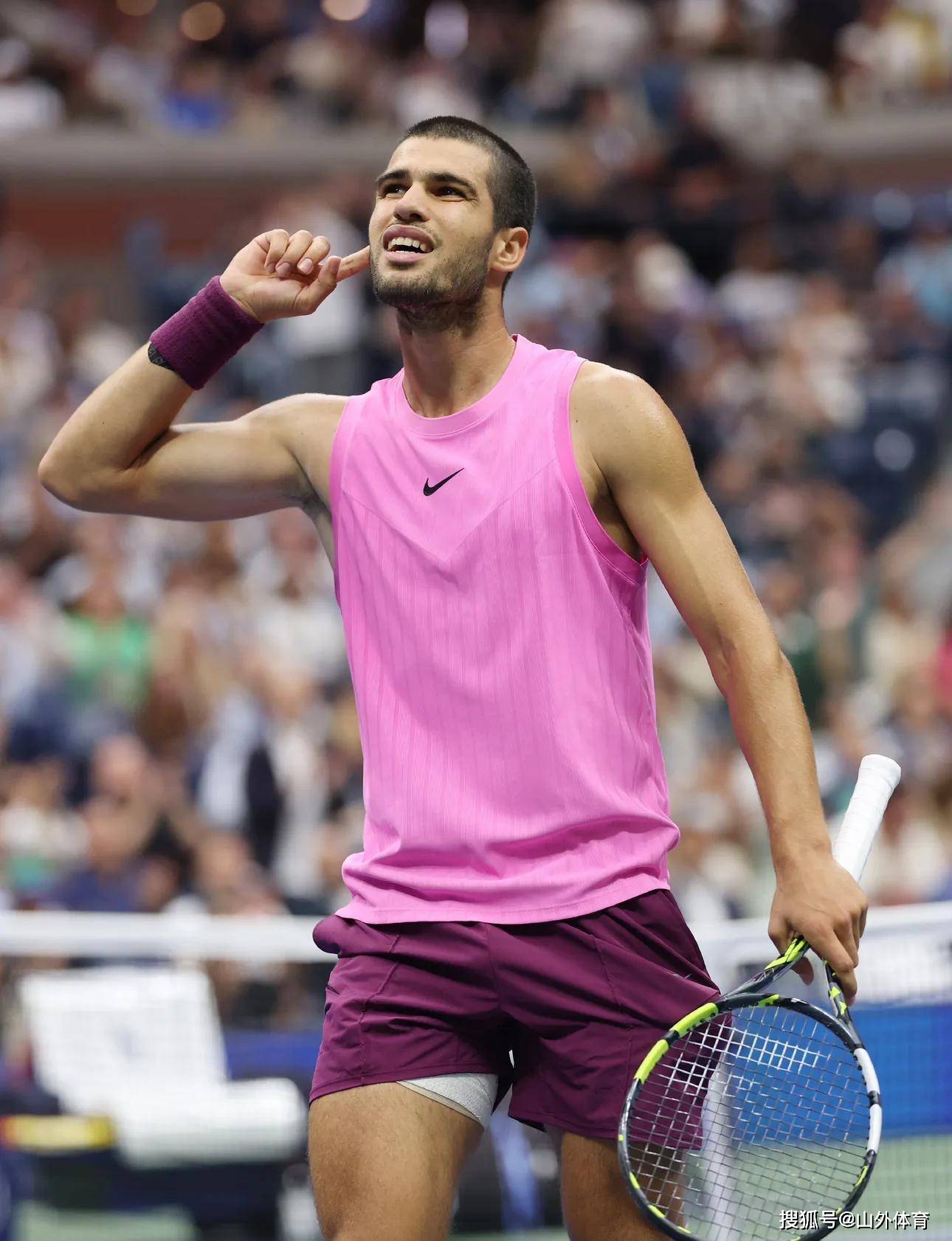 包含英国网球队轻取世界网球队，阿尔卡拉斯完成帽子戏法的词条