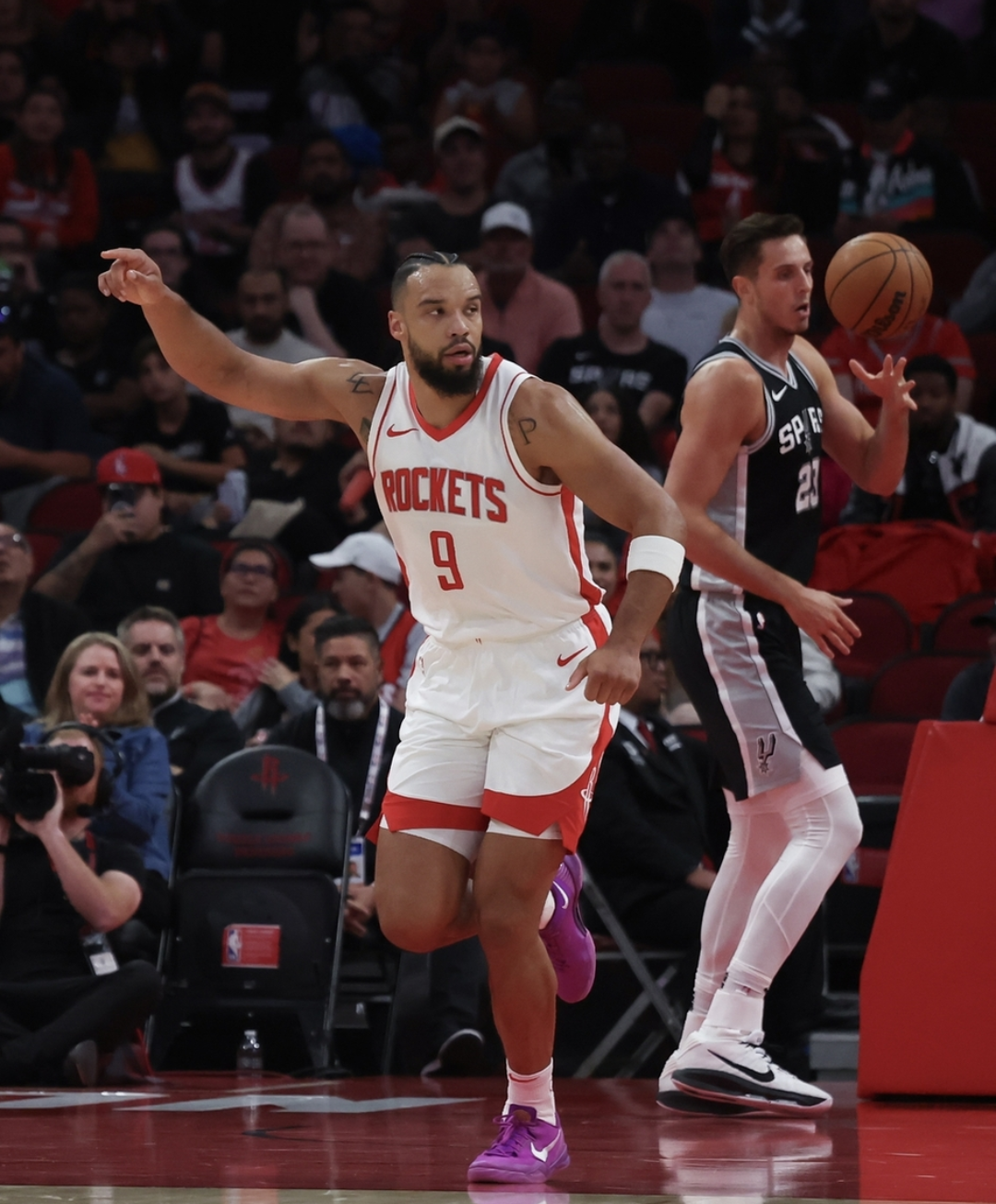 马刺绝杀鹈鹕,霍勒迪状态火热 马刺绝杀鹈鹕,霍勒迪状态火热