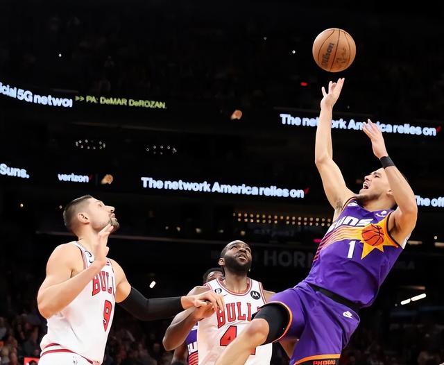 公牛鏖战江苏队，布克点燃赛场